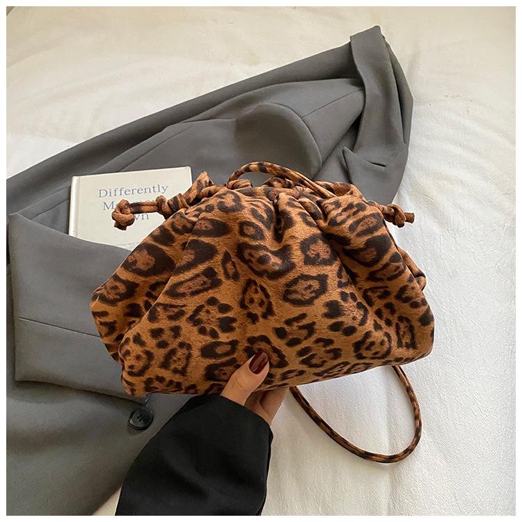 

This year s popular bags, new trendy fashion in autumn and winter 2025, foreign-style portable messenger bags, casual small square bags коричневый