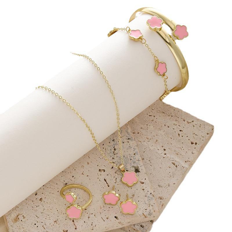 Vielseitiges Schmuckset mit fünfblättrigem Kleeblatt: Halskette, Ohrringe und Handschmuck – 5-teiliges Glücksblumen-Design für Damen