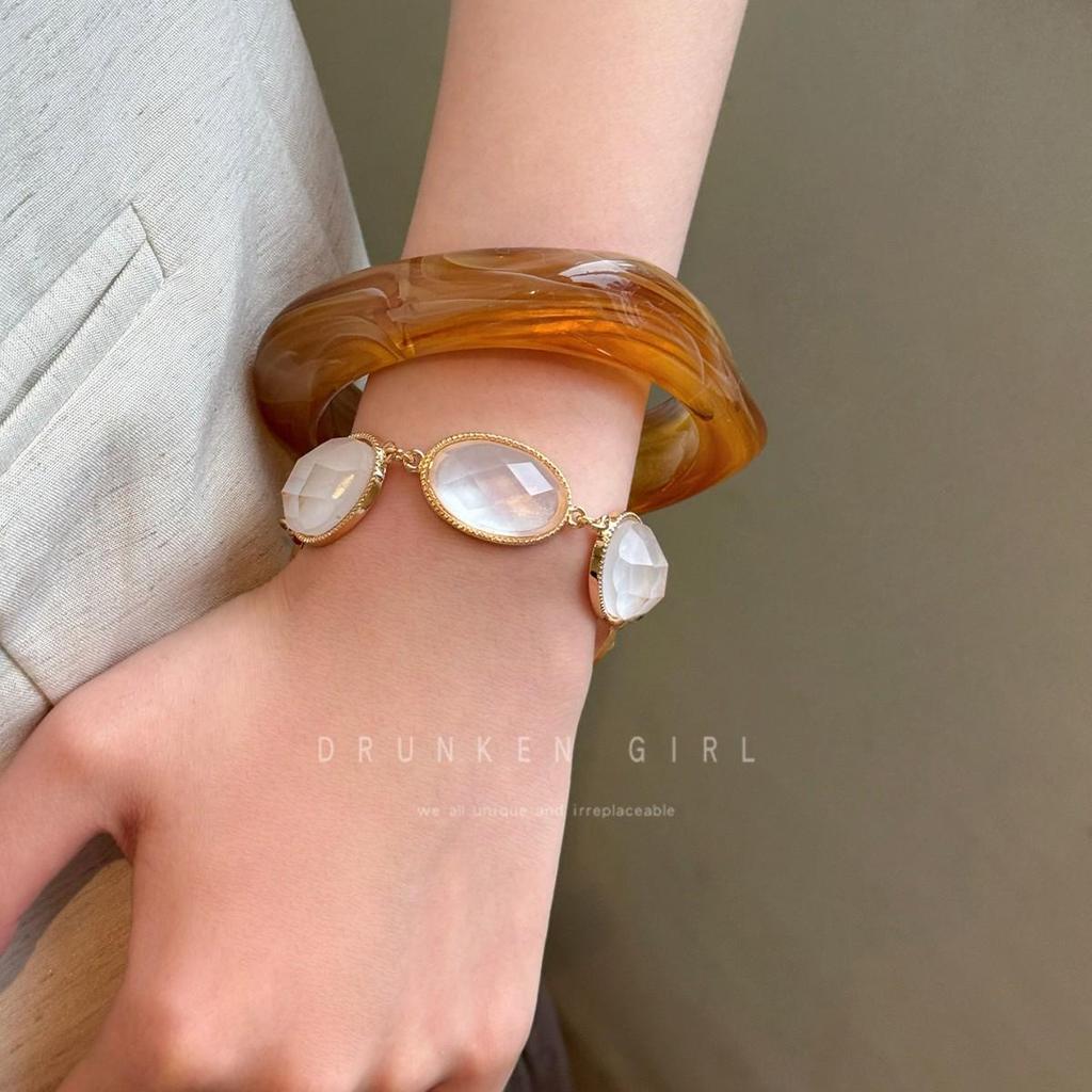 Acrylic Flower Open Bangle: Creative & Exaggerated Bracelet for Women