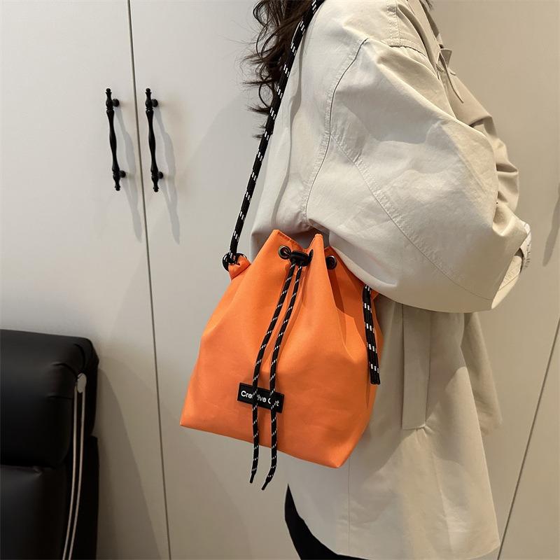 Fashion Bucket Bag Women's New Large-capacity Niche Design Commuter Versatile Drawstring Bag Shoulder Messenger Bag