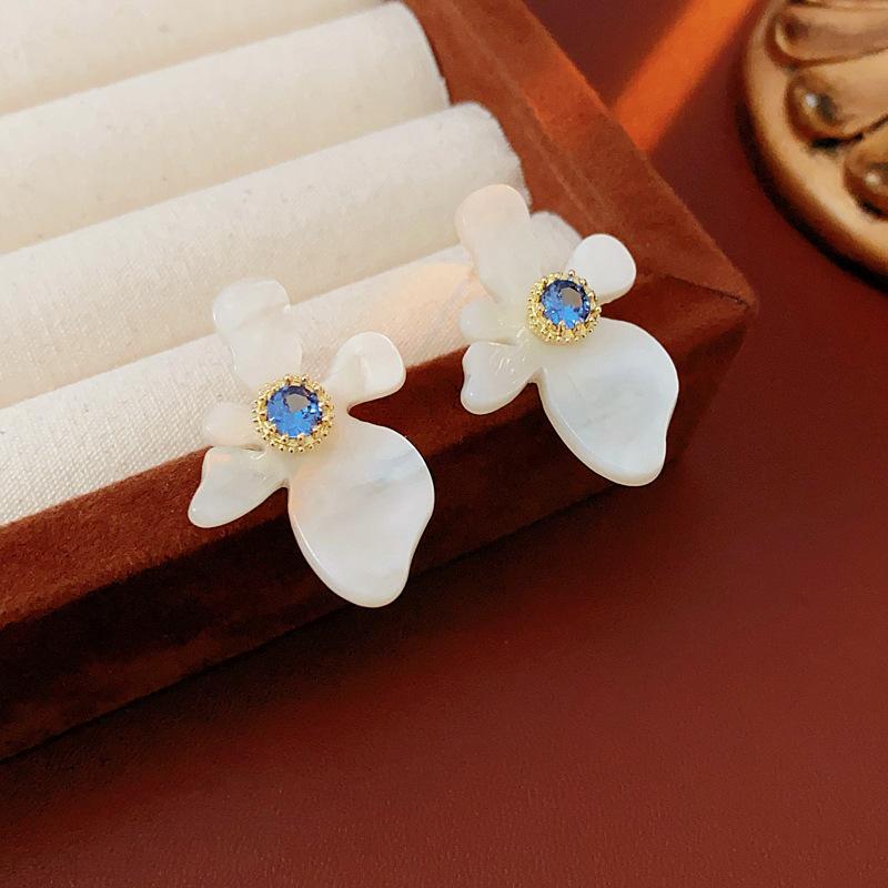 Zircon resin irregular flower earrings simple fashion stud earrings light luxury high sense fresh earrings