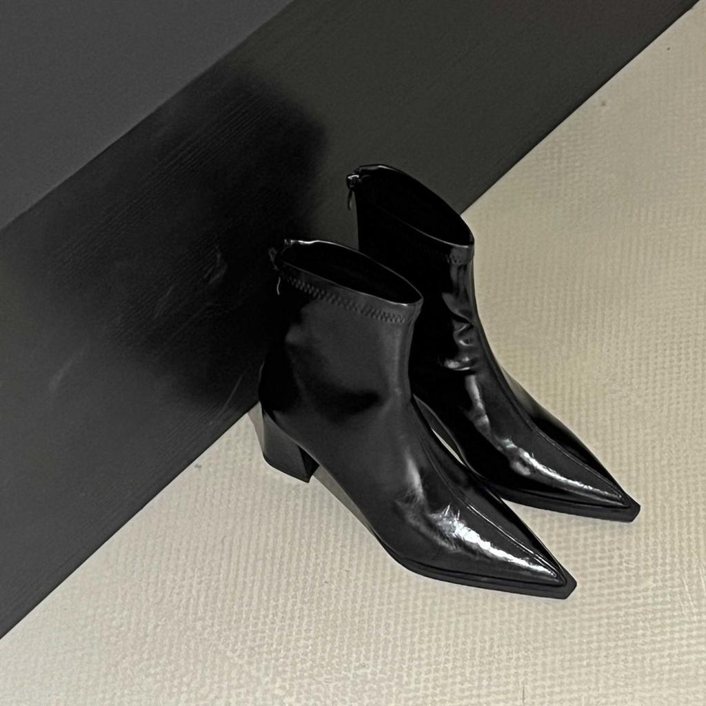 Ny produkt~ 2025 höst och vinter nya spetsiga tjockklackade mjuka läder tunna stövlar bakre dragkedja Martin-kängor dam korta stövlar mellanhög klack