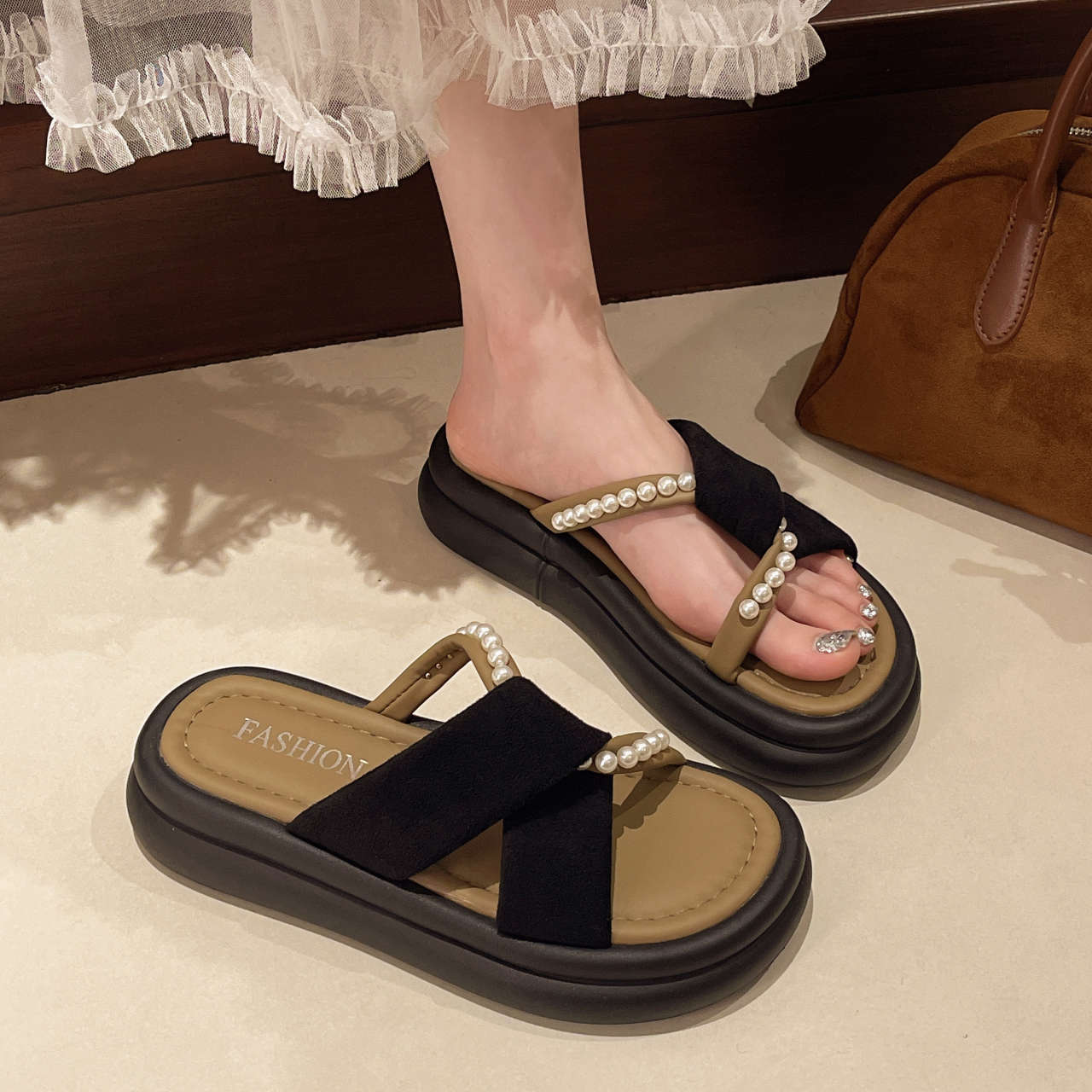 

Новая женская обувь Пляжные шлепанцы на толстой подошве из губчатого торта 40 чёрный