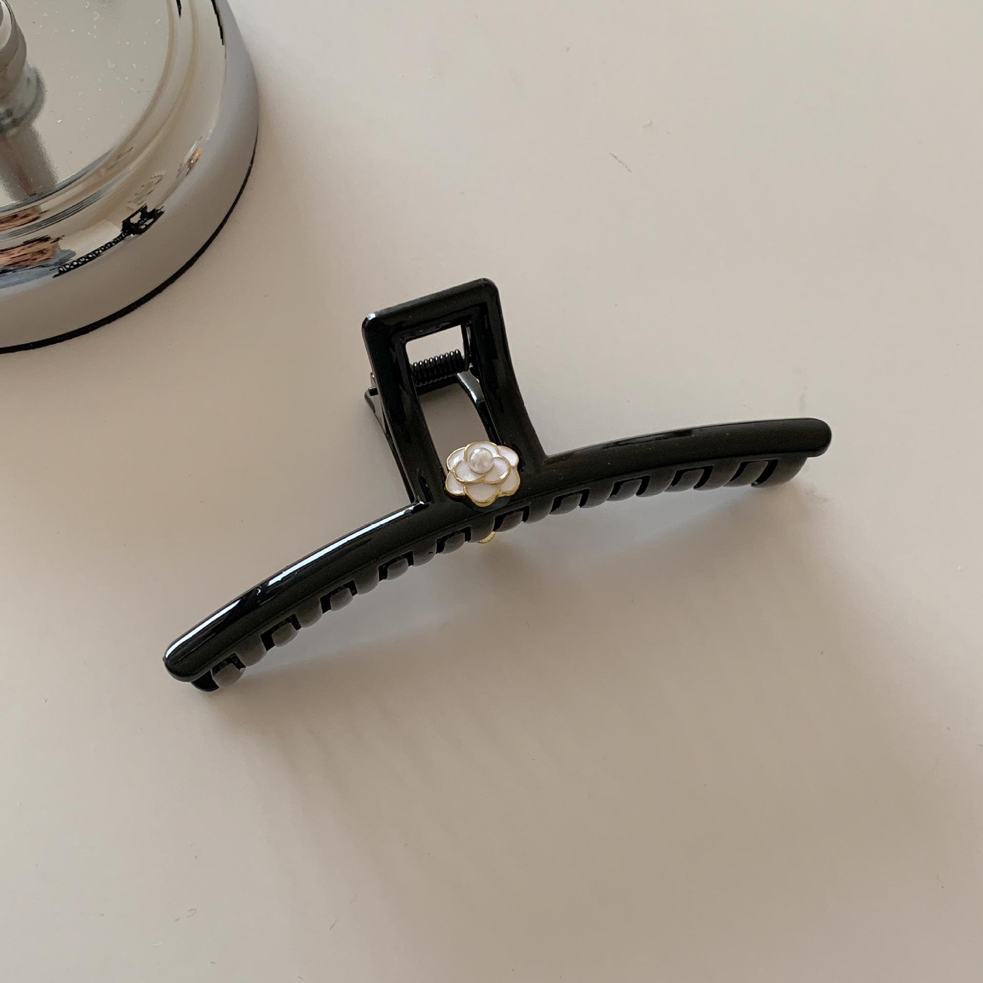 

Элегантная заколка для волос «Камелия» с прозрачным буквенным дизайном