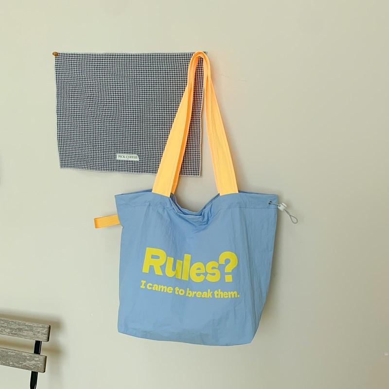 Stilvolle und einfache große Stofftasche mit Buchstaben, neue kontrastfarbene vielseitige Kordelzug-Falten-Schultertasche