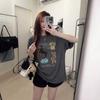 Mädchenhaftes kurzärmeliges T-Shirt mit Hundeprint und lockerer Passform für einen mühelosen Look