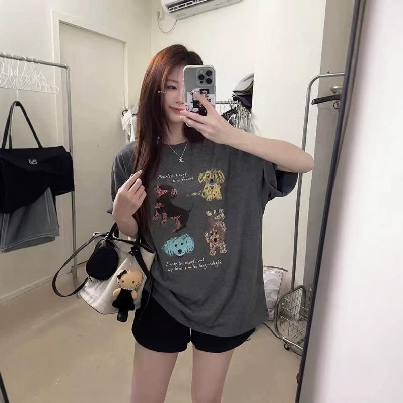 Mädchenhaftes kurzärmeliges T-Shirt mit Hundeprint und lockerer Passform für einen mühelosen Look