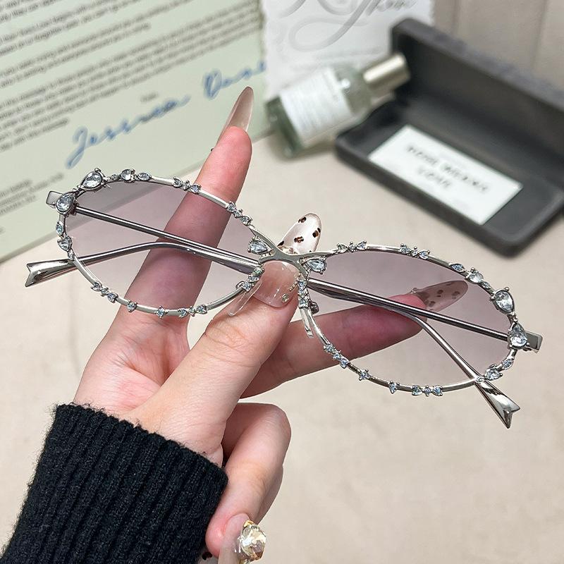 UV400 Protection Silver Oval Punk Diamond Sunglasses Women Retro Fashion for Picnics