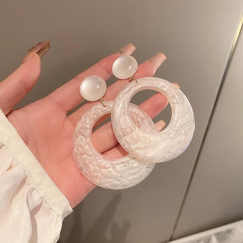 Unique personalized earrings European and American exaggerated geometric moonlight white circle earrings temperament new earrings белый