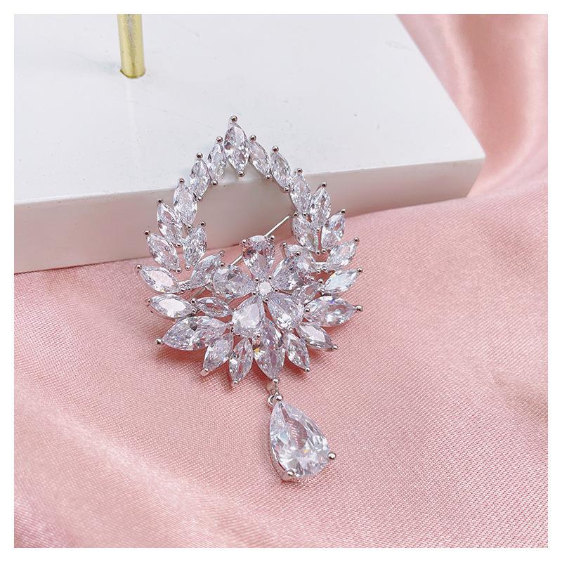 Vintage Teardrop Rhinestone Brooch Statement Pin for Fashionable Party Wear