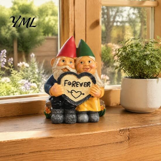 Cute Dwarf Figurines with Heart Sign Garden Gnome Couple Figurine for Outdoor Decoration, Resin Sculpture Patio Yard Waterproof Decorations Lawn Porch