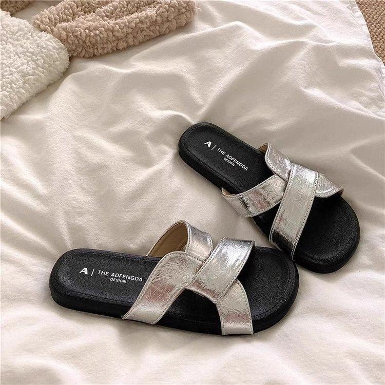 Popular flat-bottomed slippers women's summer outer wear 2025 new fashion kink cross one-word drag Korean version of versatile sandals tide