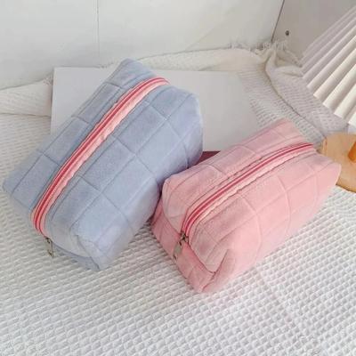 Kosmetyczka podróżna do makijażu kosmetyczka do mycia w podróży wielofunkcyjna miękka pluszowa puszysta duża pojemność zapięcie na zamek błyskawiczny