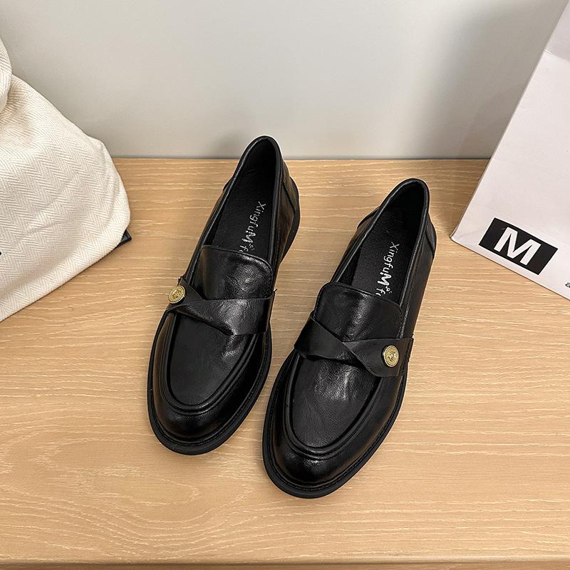 

Женские лоферы на платформе с золотой монетой, новинка весны и осени 2025 года, однотонные туфли на мягкой подошве, черные универсальные туфли из маленькой кожи, британская обувь 40 чёрный