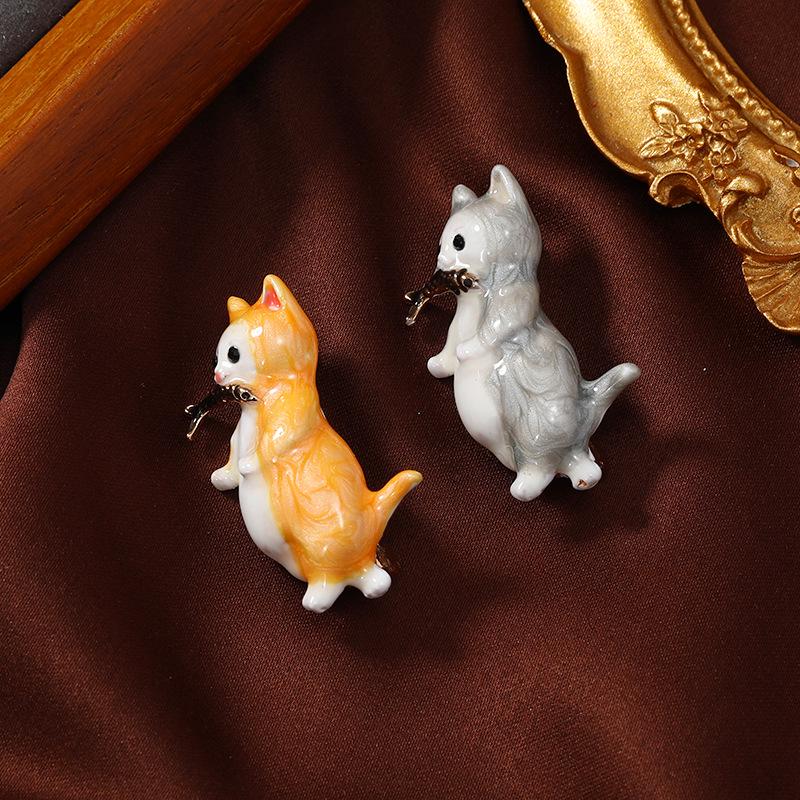 

Adorable Glazed Cat Brooch: Fashion Pin for Shirts, Hats, and Bags