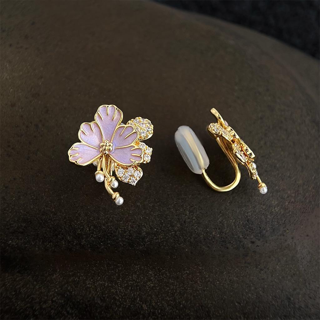 

Пурпурные серьги-пусеты с градиентной эмалью, 18-каратным золотом, цирконом и цветком - Элегантный дизайн в стиле легкой роскоши