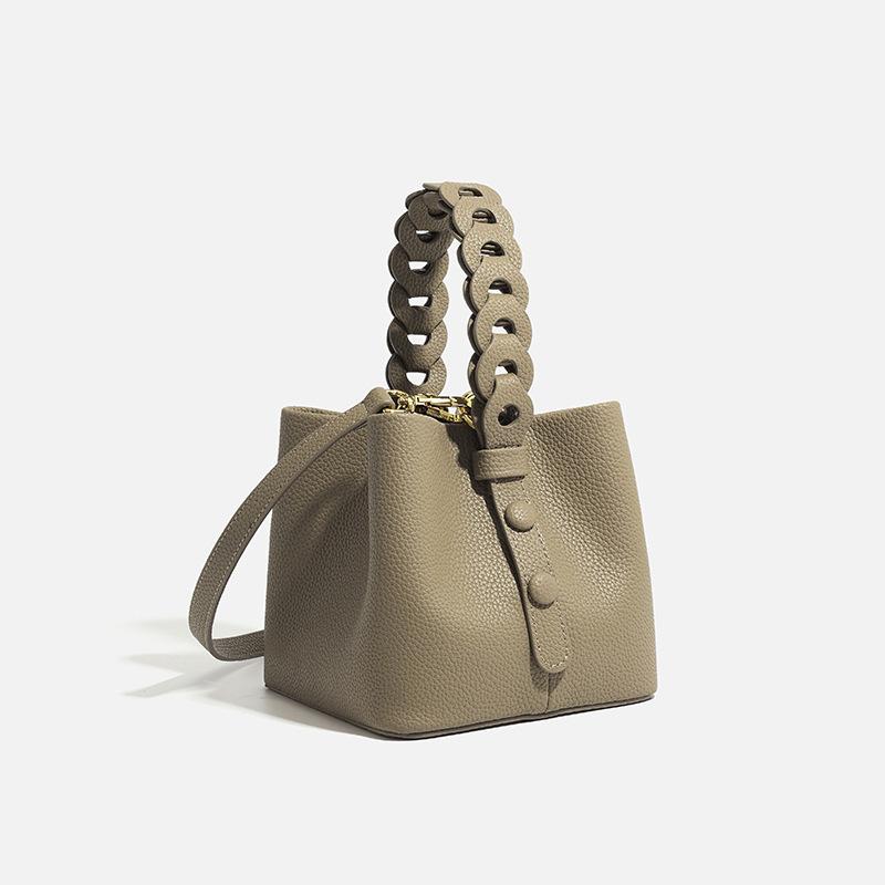 

Autumn and winter niche high-end vegetable basket fashion woven bucket bag commuter shoulder oblique span bag 17*17*15cm