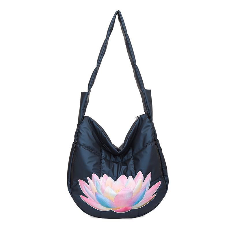 Geräumige gesteppte Hobo-Tasche mit farbenfroher Lotus-Stickerei Modische Umhängetasche für Damen Große Kapazität Tote für Reisen Tägliche Nutzung Weich gepolstert