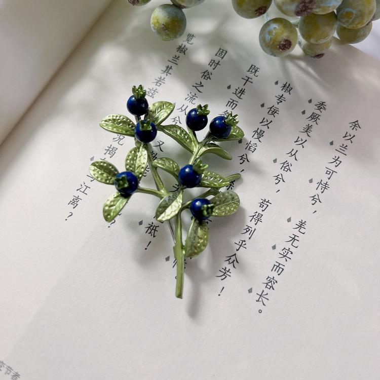 

Брошь из эмали в стиле Мори с лазуритом и черникой и серьги/клипсы из серебра 925 пробы