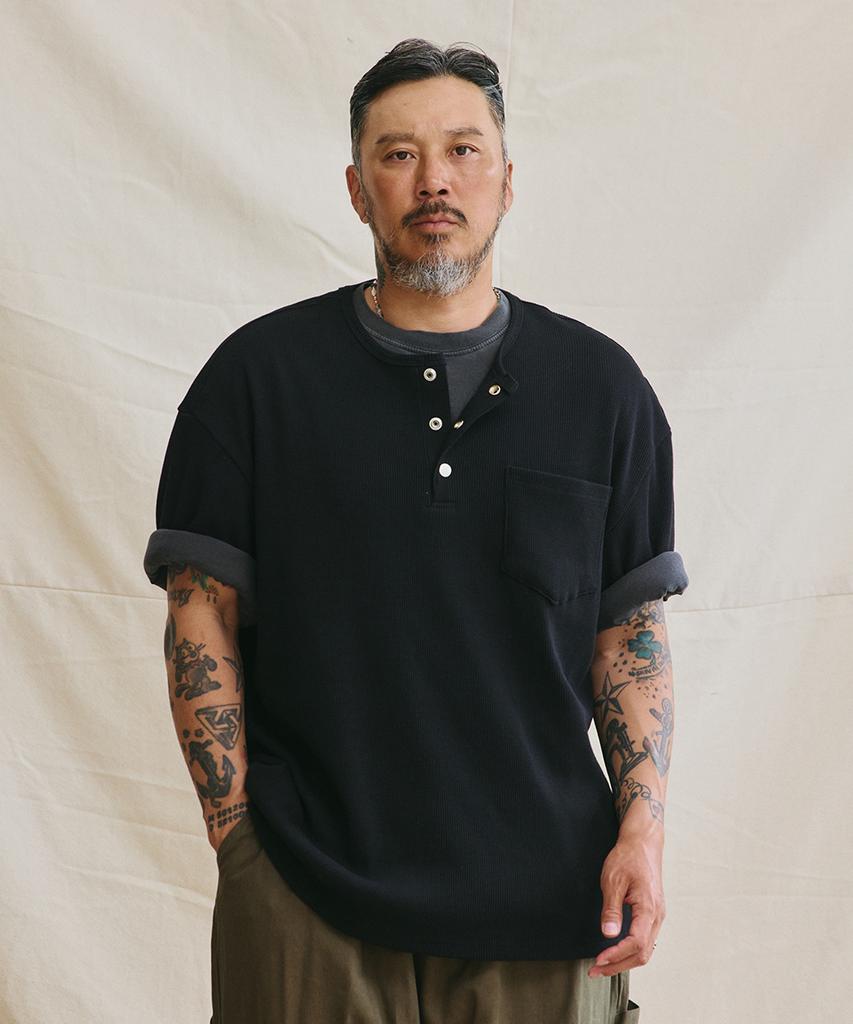RUGGED HOUSE Easy Snap One-Pocket Waffle Henley Neck Short Sleeve Tee Black