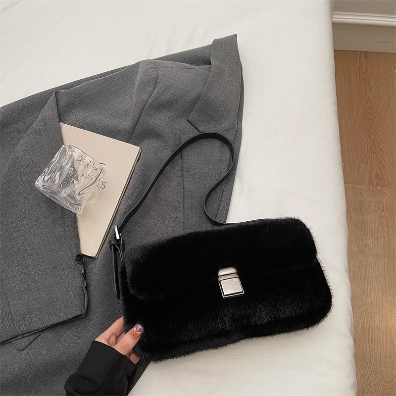 Autumn New Fashionable Chain Bag Niche Plush Bag Simple Casual Large Capacity Underarm Bag Fluffy Bag