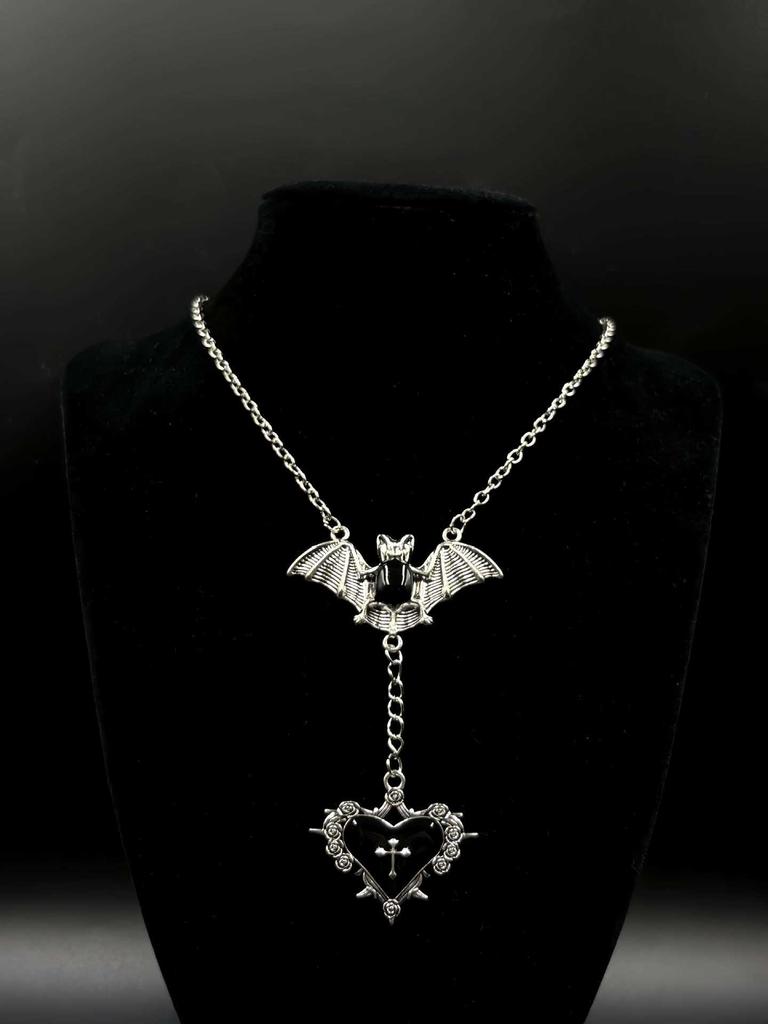 European & American Gothic Punk Bat Heart Pendant Necklace - Halloween Street Fashion for Stylish Girls