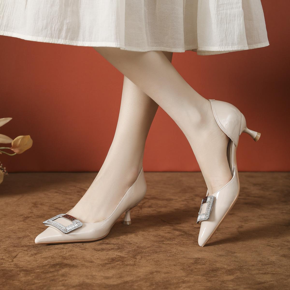 

Новые Повседневные Универсальные Черные Туфли на Тонком Каблуке с Боковыми Вырезами, Глянцевые, Не Натирающие Ноги, Остроносые Одинарные Туфли Весна Женские 39