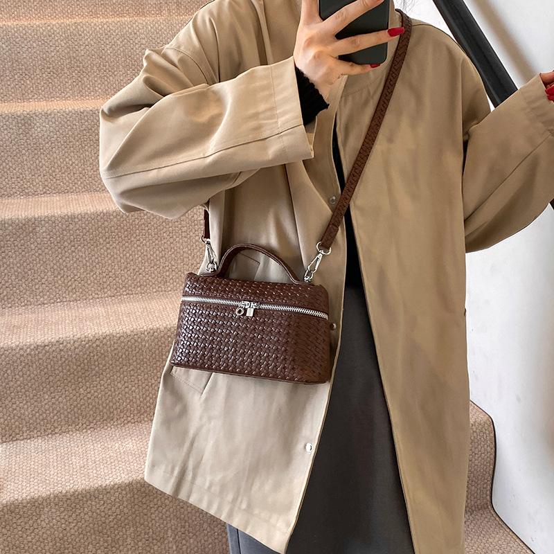 Simple Casual Underarm Bag Women's Korean Version Ins Trendy Retro High-end Small Square Bag 2025 Winter Shoulder Women's Bag