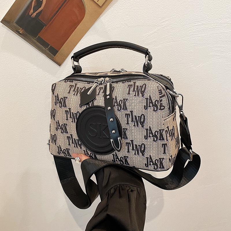 

2024 Новая женская сумка Универсальная модная сумка Нишевая простая иностранная сумка премиум-класса Сумка-мессенджер Сумка через плечо чёрный