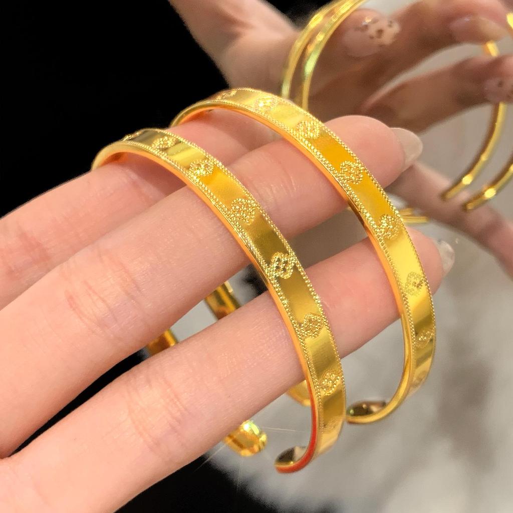 Xiaohongshu Bestseller: Four-Leaf Clover Sand Gold Bracelet - High-End Fashionable Open Bangle for Women