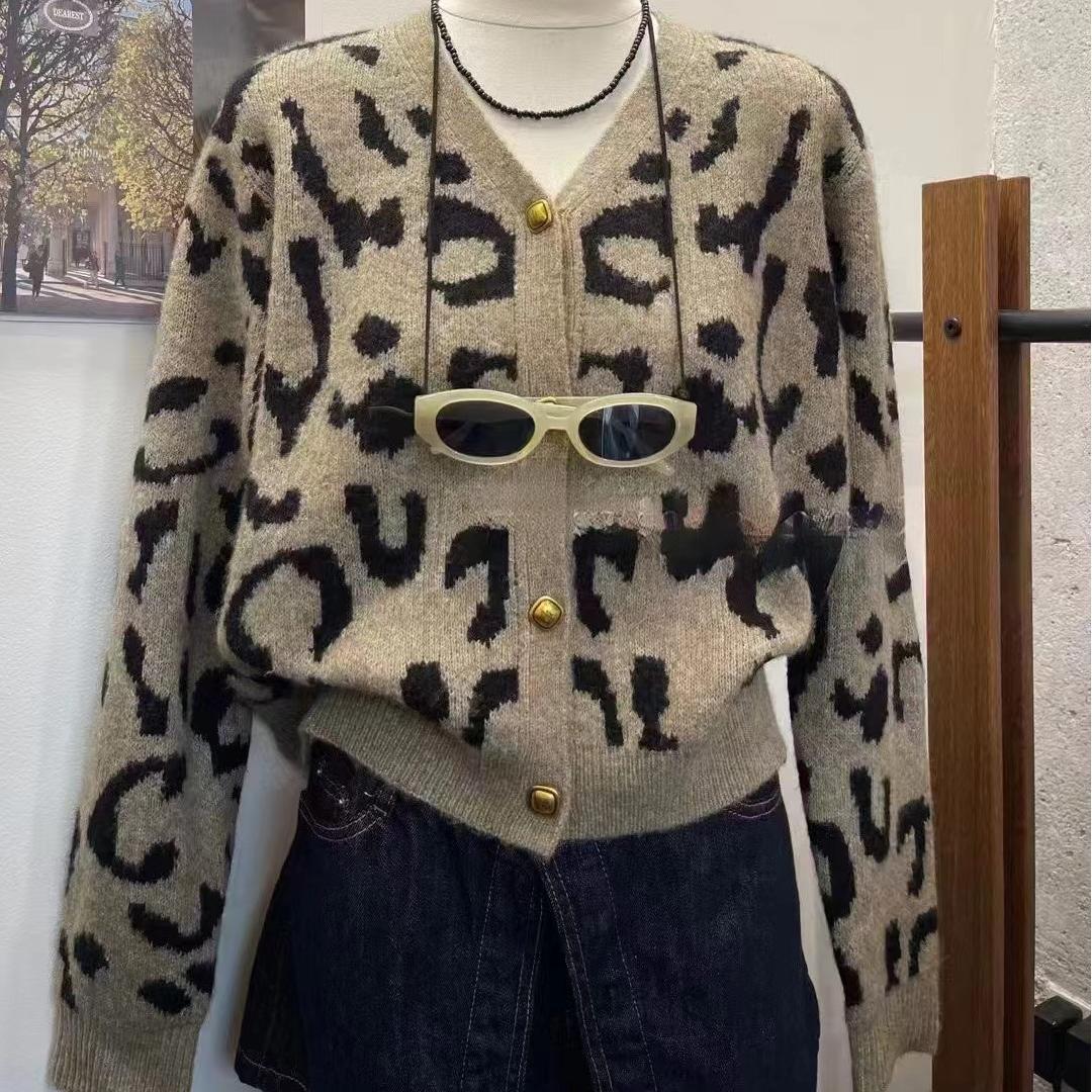 

Весенне-осенний модный тренд леопардовый принт V-образный вырез куртка женская нишевый темперамент контрастный цвет V-образный вырез вязаный кардиган Average size 54-72 верблюд