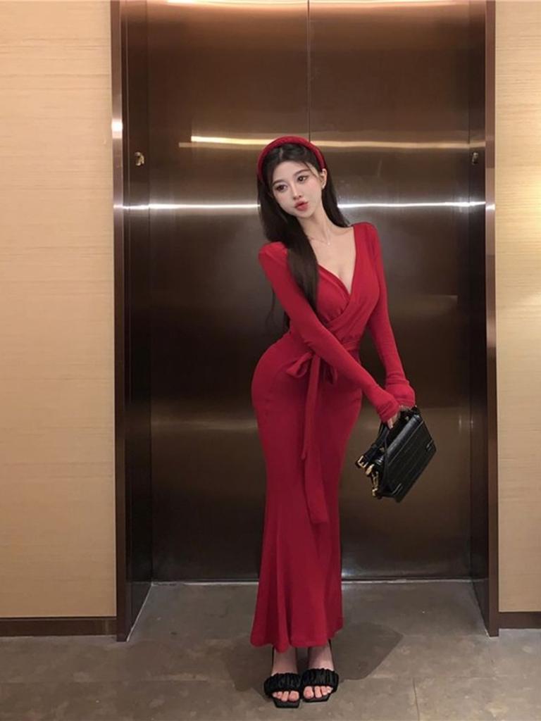 Sexy hot girl V-neck long-sleeve dress, women's spring new slim fit, fashionable hip-hugging mermaid long dress