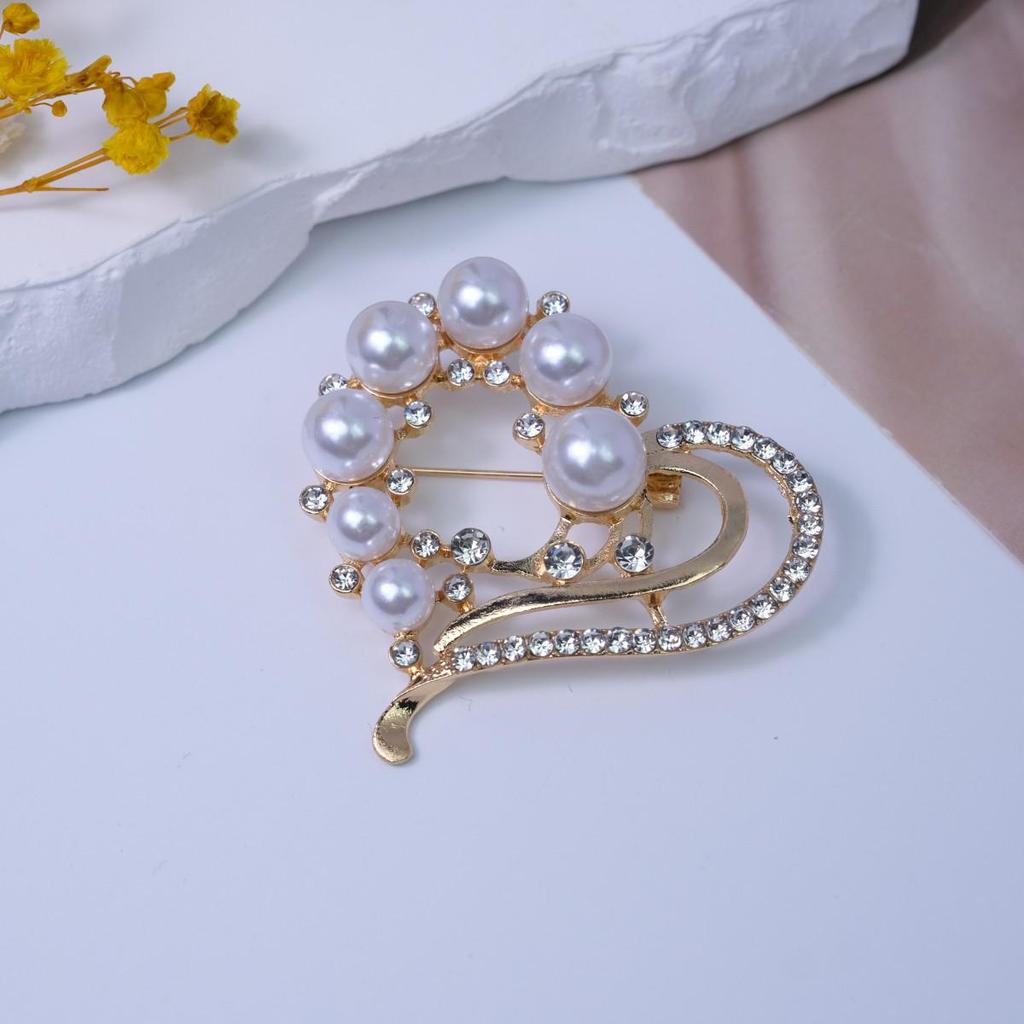 Heart-Shaped Rhinestone Brooch with Pearl Scarf Buckle
