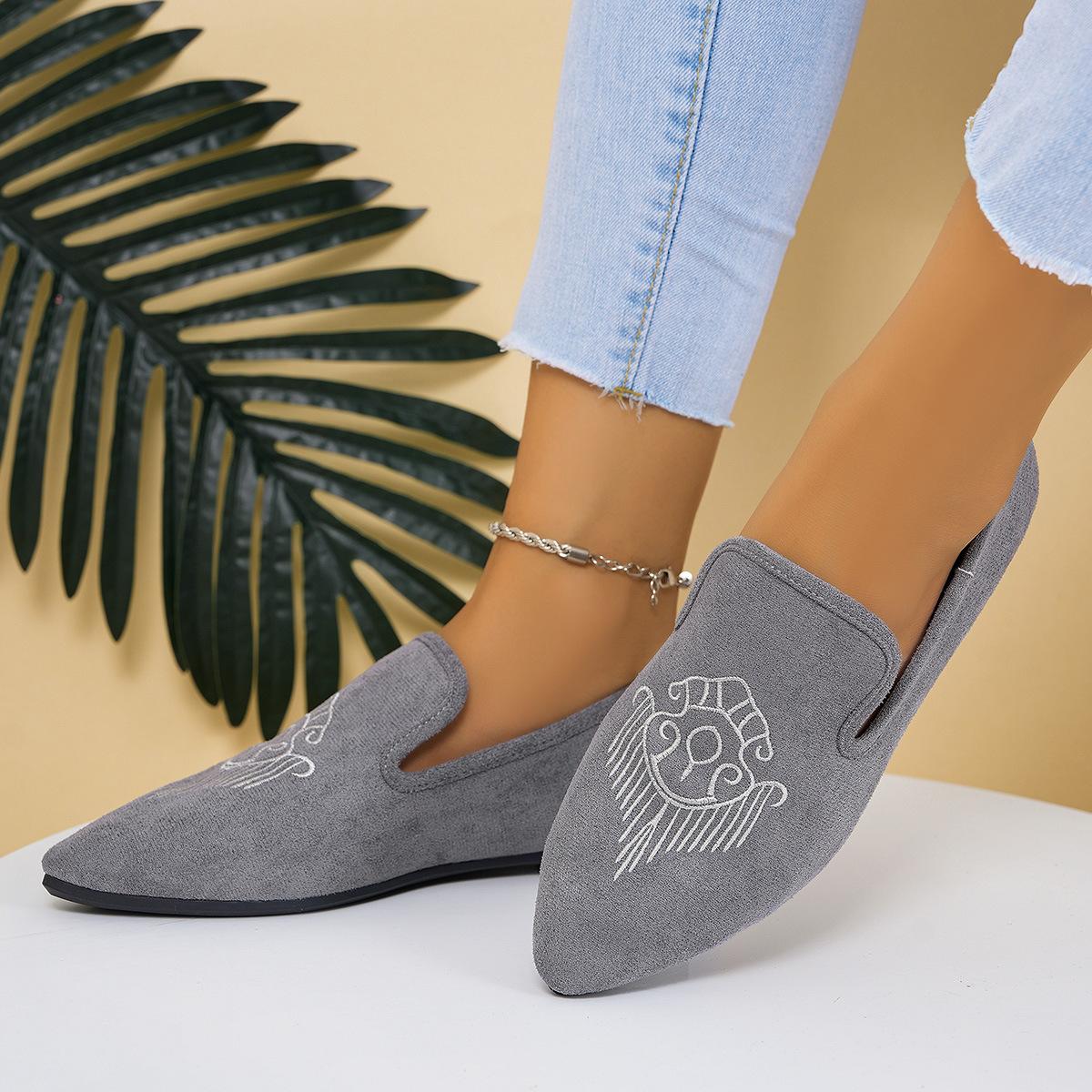 

2025 весна и осень новая обувь с круглым носком и носком из овчины с вышивкой на мягкой подошве на плоской подошве новая китайская женская обувь 43 серый