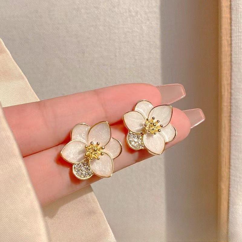 Pendientes de perlas de alta gama de moda Pendientes retro de nicho francés de lujo ligero Pendientes de perlas simples y versátiles para mujer