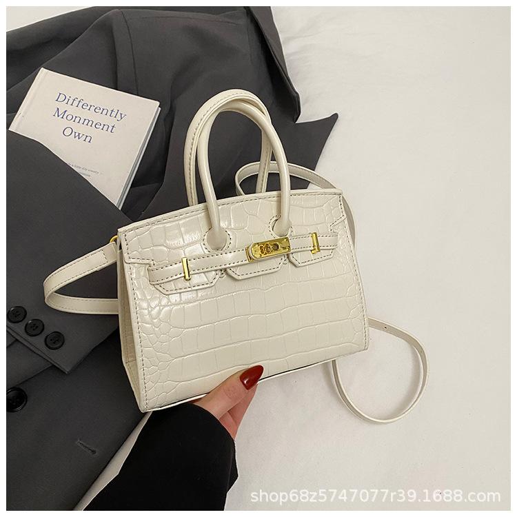 

Holding a crocodile pattern platinum bag in hand 2025 summer new Korean version of the simple casual shoulder bag high-end crossbody bag белый