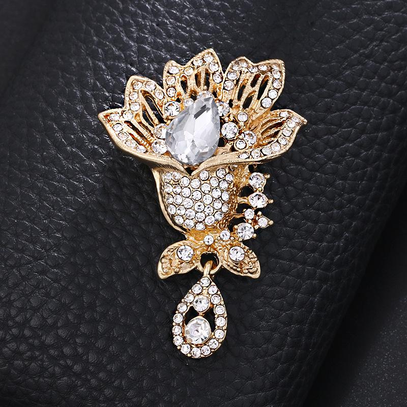 Broșă Florală de Lux cu Strasuri în Stil Coreean - Pin Elegant pentru Guler de Damă