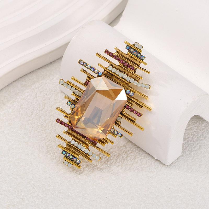 

Vintage Palace Rectangular Three-dimensional Temperament High-end Female Crystal Brooch 3*5CM