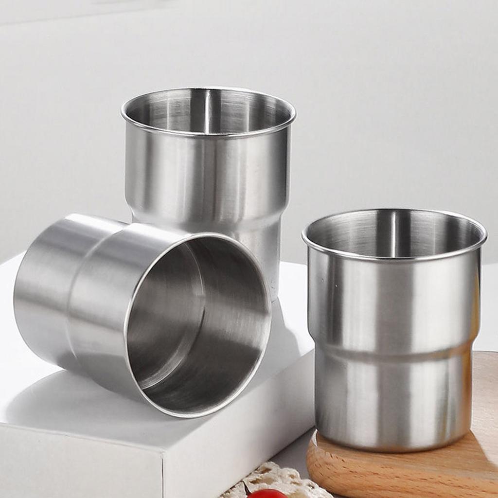 4 Stück Edelstahl Kaffeebecher Set Rostbeständiges Trinkgeschirr Stapelbarer Bierbecher für Camping und Outdoor-Gebrauch