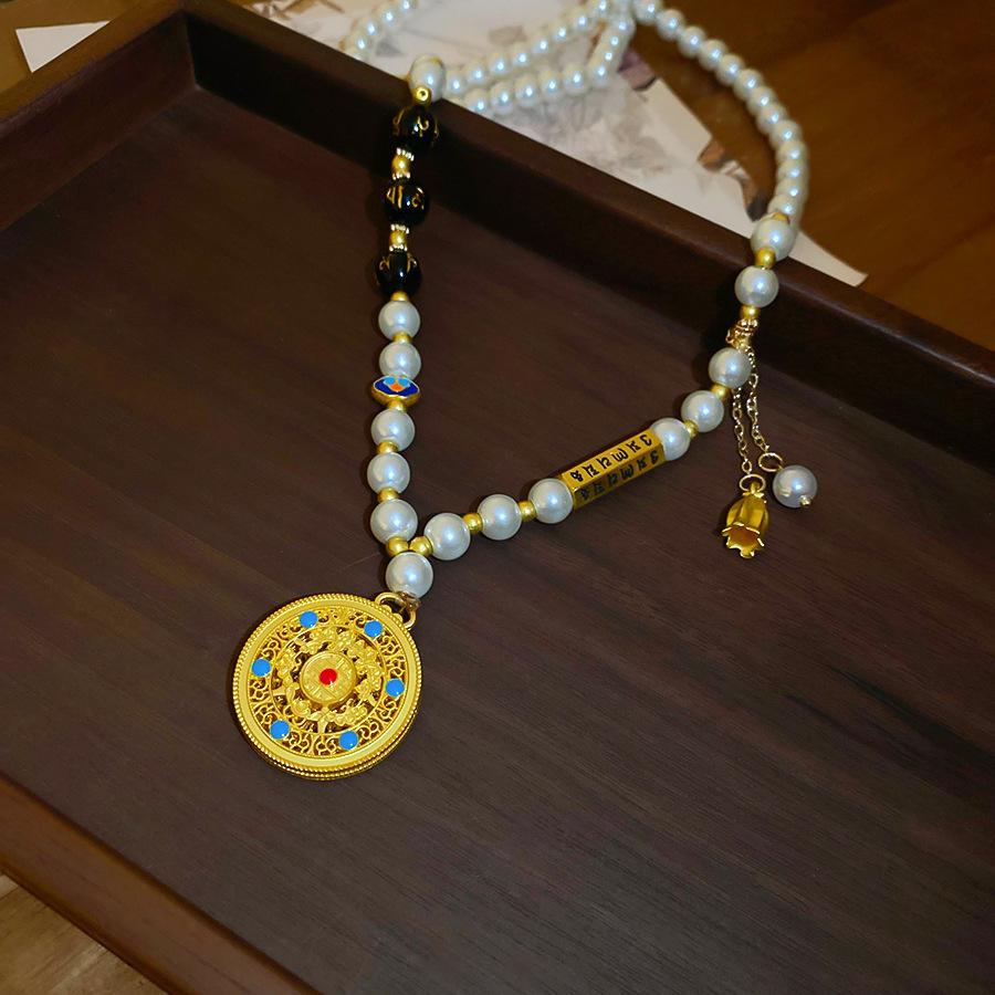 Glass Pearl Flower Round Pendant Necklace Accessories High-end Fashion Light Luxury Clavicle Chain New Items