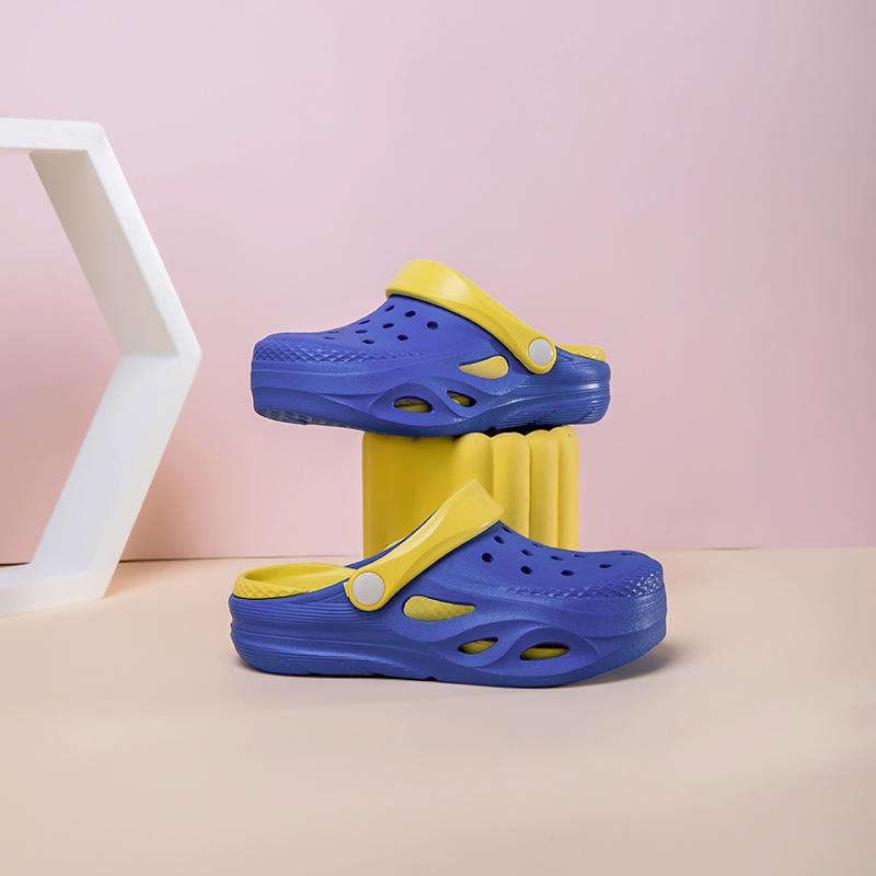 Sommer neue Kinder Strand Loch Schuhe Jungen Indoor Zuhause dicke Sohle rutschfest Mädchen Mode coole Hausschuhe Außenhandel