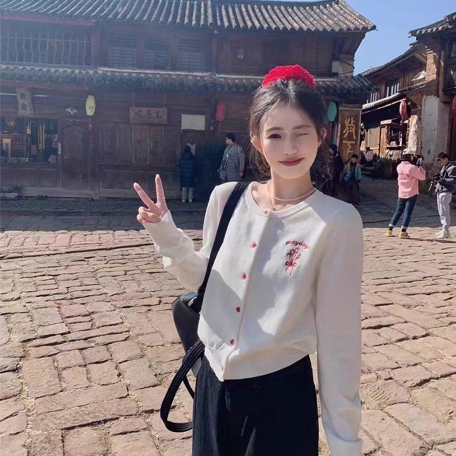 

Красный вязаный кардиган 2025 Новый короткий стиль Осень Приталенный Верхняя одежда Вышитый свитер-куртка One Size белый