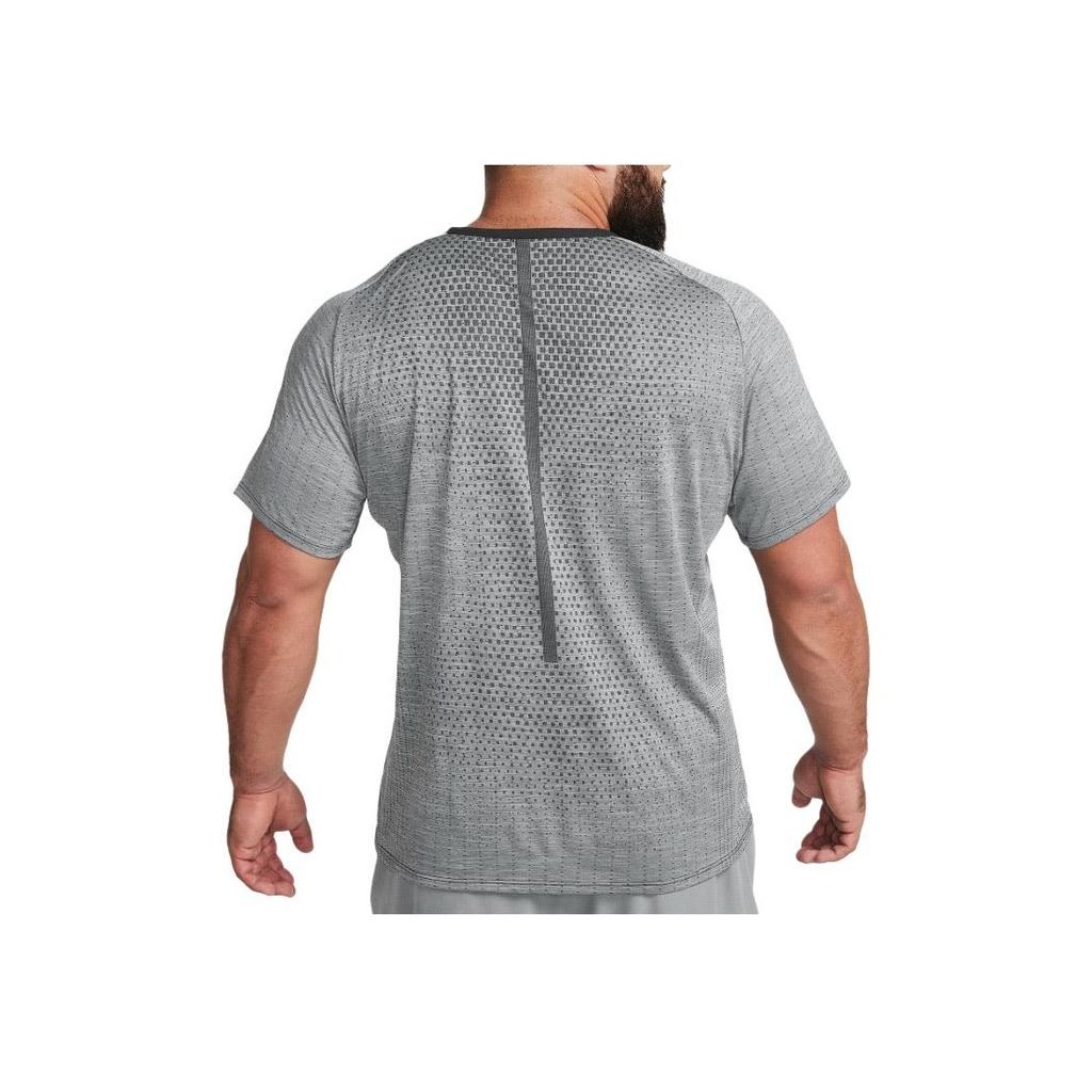 Nike Tricou cu gât rotund cu logo imprimat pe toată suprafața Bărbați Topuri Gri DM4753-010