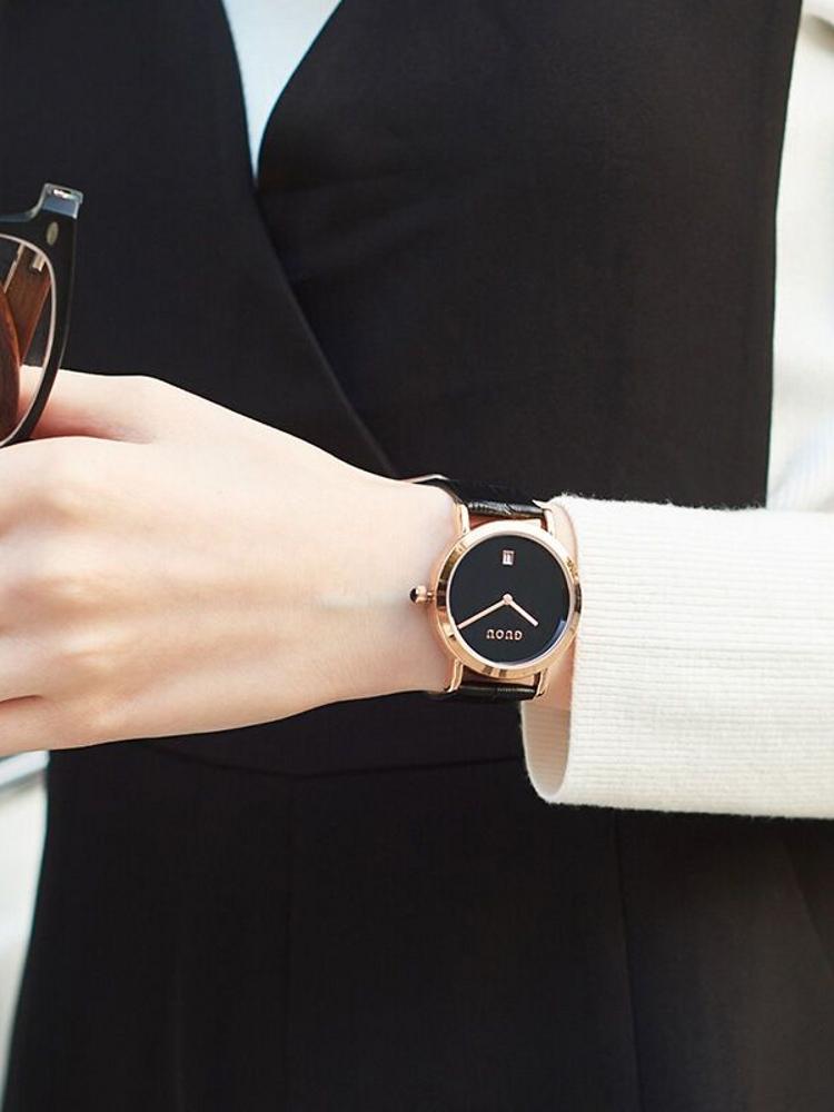 New women's watch, simple and stylish, with calendar, elegant and versatile, suitable for female students, watch accessory.