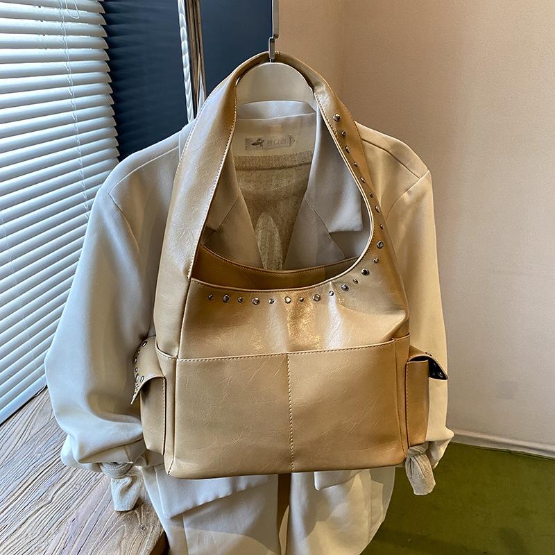 Retro bag women's large capacity 2025 new autumn and winter leisure shoulder underarm bag texture rivet commuter bucket bag