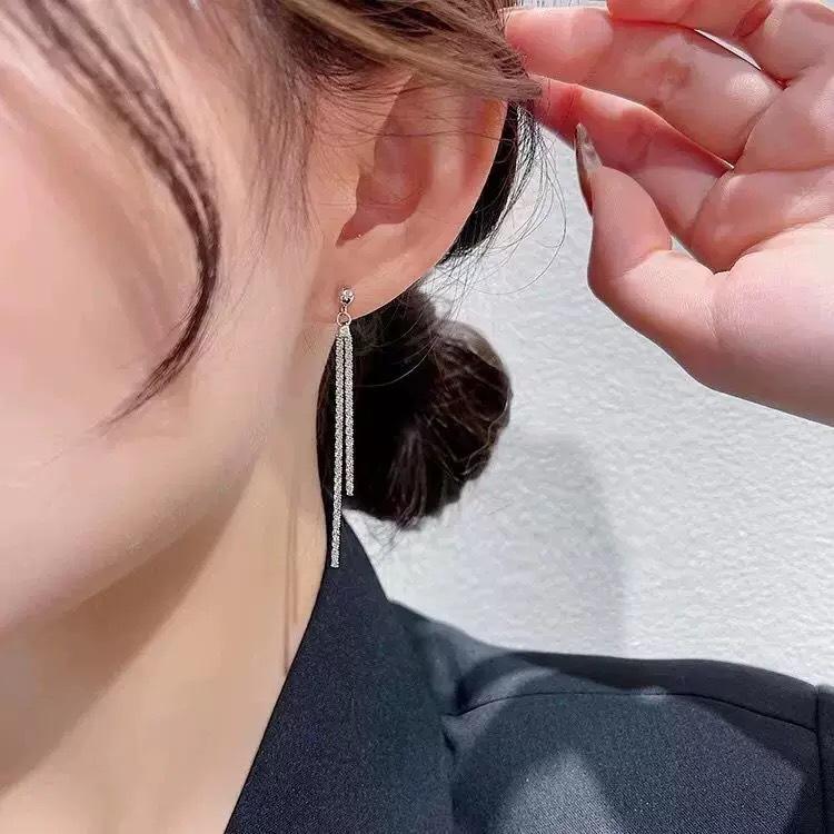 Silver needle temperament long fringed stud earrings for women, high-end earphones, simple and versatile, niche design earrings and earrings.