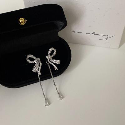 Boucles d'oreilles Flash Diamant Nœud, Goutte d'eau, Clous à franges, Sens du design de niche pour femmes, Personnalité, Tempérament de mode, Boucles d'oreilles élégantes, Boucles d'oreilles.
