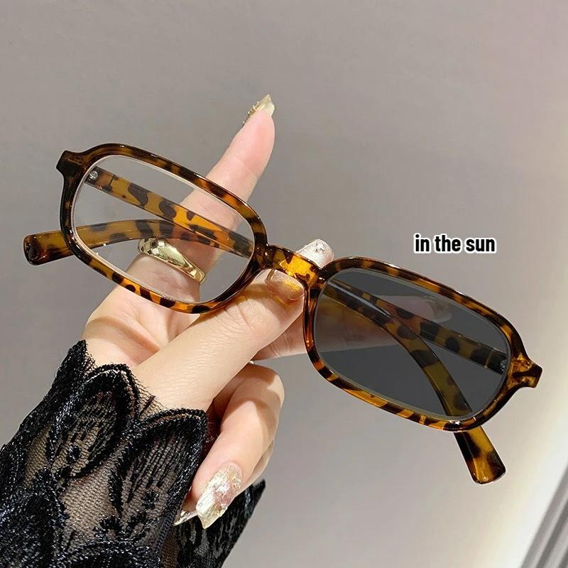 Unisex Fashion Square Frame Photochromic Reading Glasses Women'S Ultra Lightweight Fashion Color Changing Presbyopia Glasses