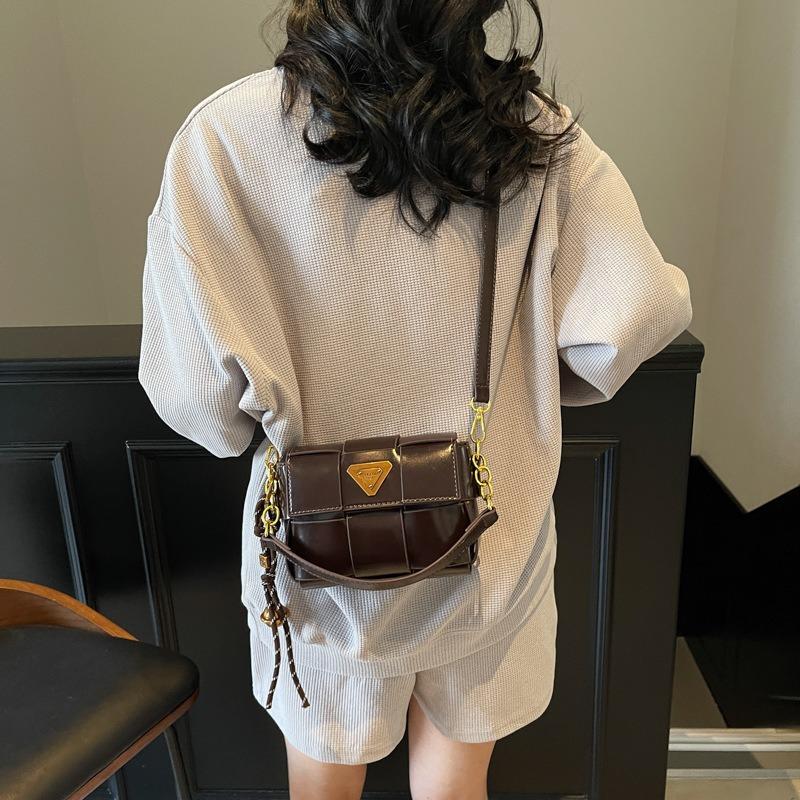 High-end messenger bag women's new fashion versatile small square bag niche spring and summer commuter woven bag