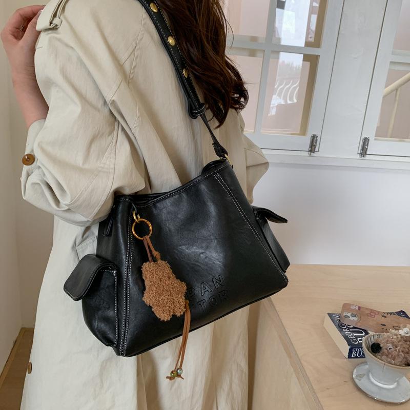 Bags Women's tote bags Large capacity messenger bags 2025 New retro versatile shoulder bags Popular bucket bags this year
